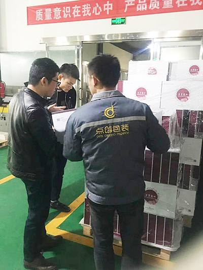 到點(diǎn)創(chuàng)包裝廠里參觀