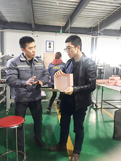 到點(diǎn)創(chuàng)包裝廠里參觀